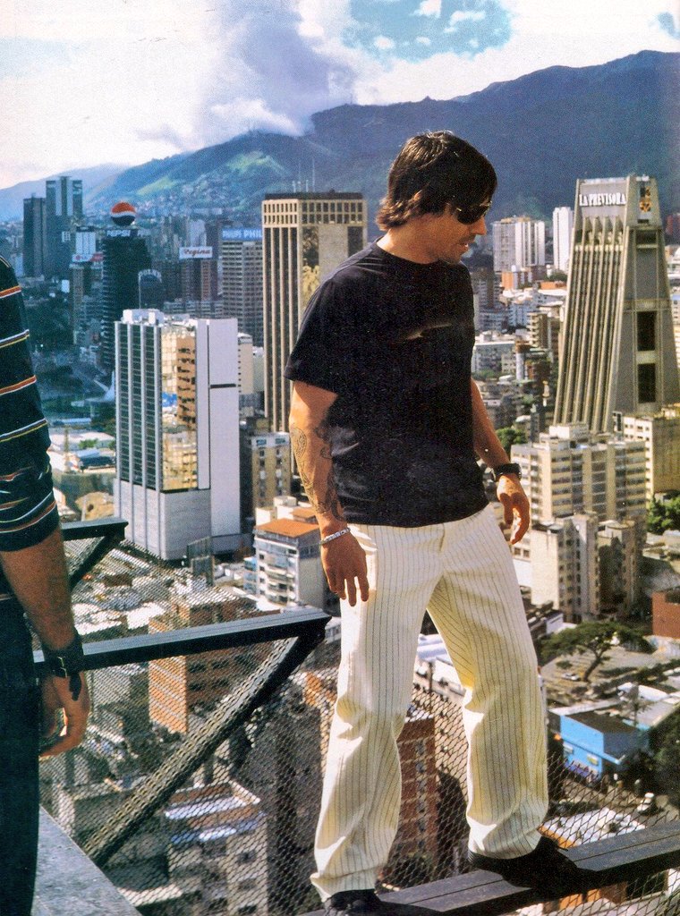 lrnzmrtnz's tweet photo. Red Hot Chili Peppers en Caracas, Venezuela (2002).

📷: Tony Woolliscroft https://t.co/k4lwL65MqF