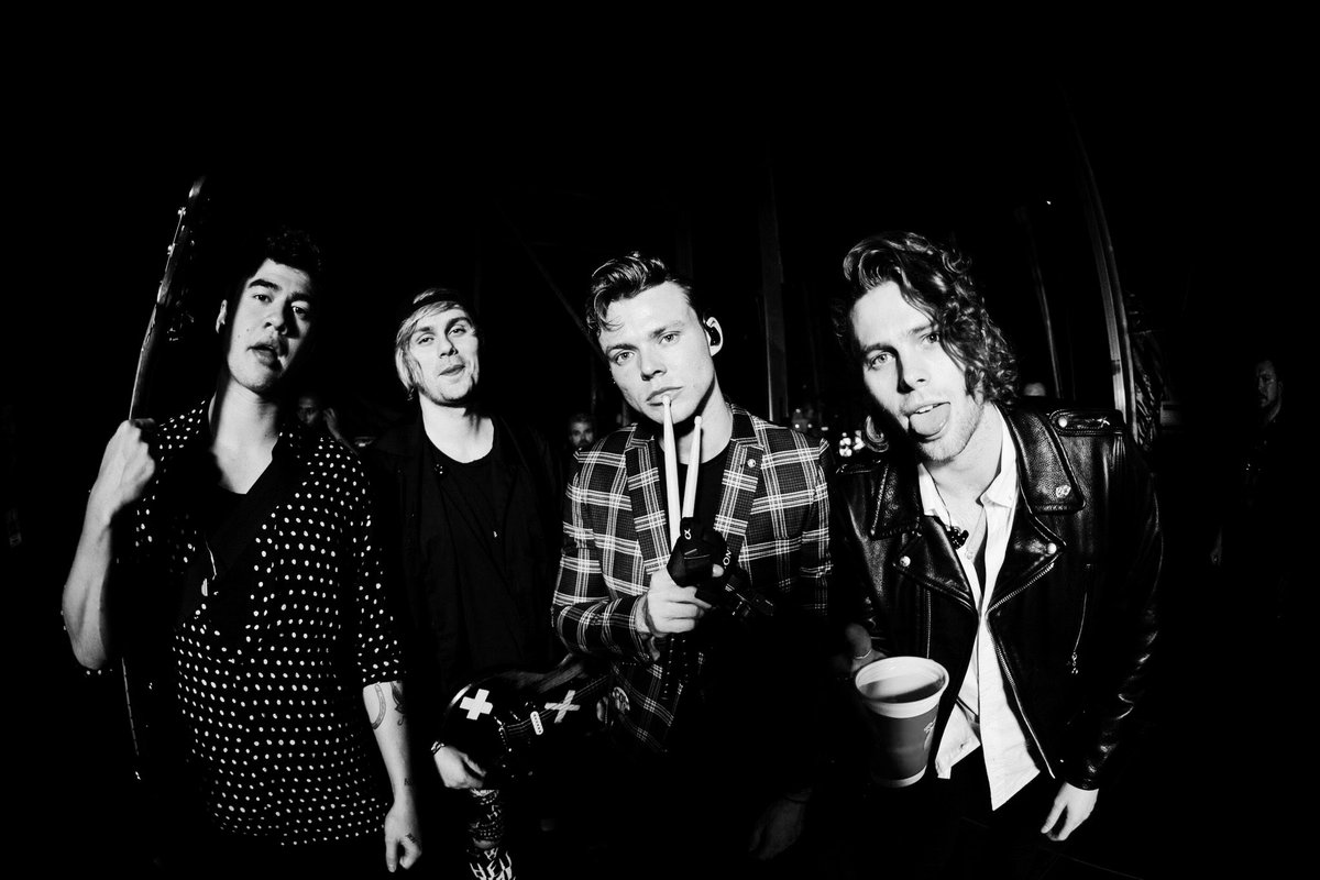 morniwngstar's tweet photo. 🤟🏽🇧🇷 5 SECONDS OF SUMMER NO ROCK IN RIO 2017 🤟🏽🇧🇷  A THREAD ✨   

Um dos momentos mais marcantes na vida dos meninos, e de todo o fandom ❤️🇧🇷  
#5SOSNoRiRthread https://t.co/TnHcONszBr