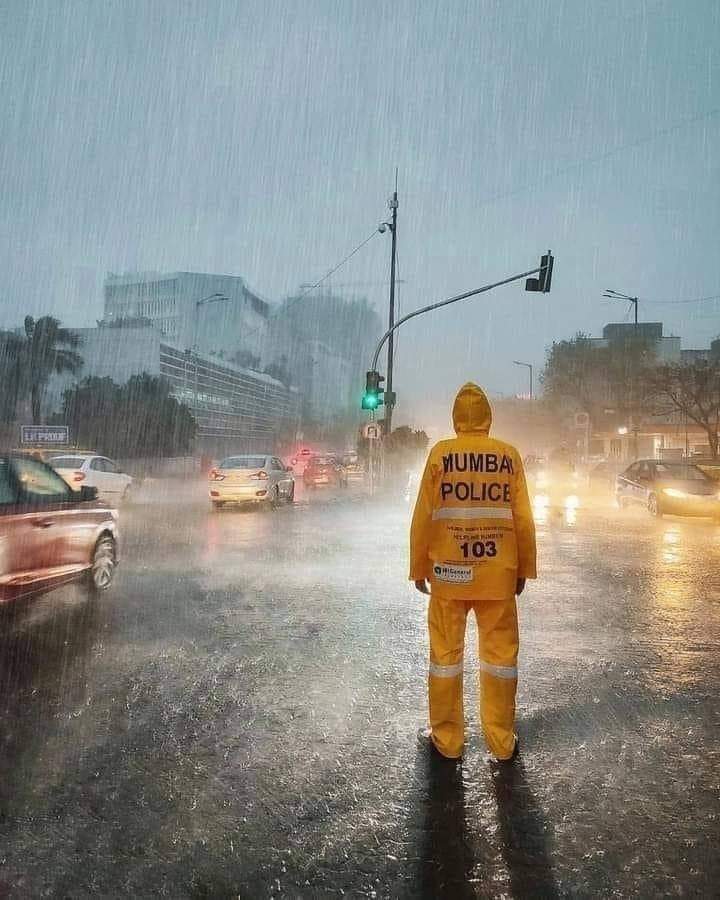 It was corona first ,now it is rain, challenges keep on changing, but warrior remain the same, without pause, without question, salute to #Mumbaipolice #mumbaifloods