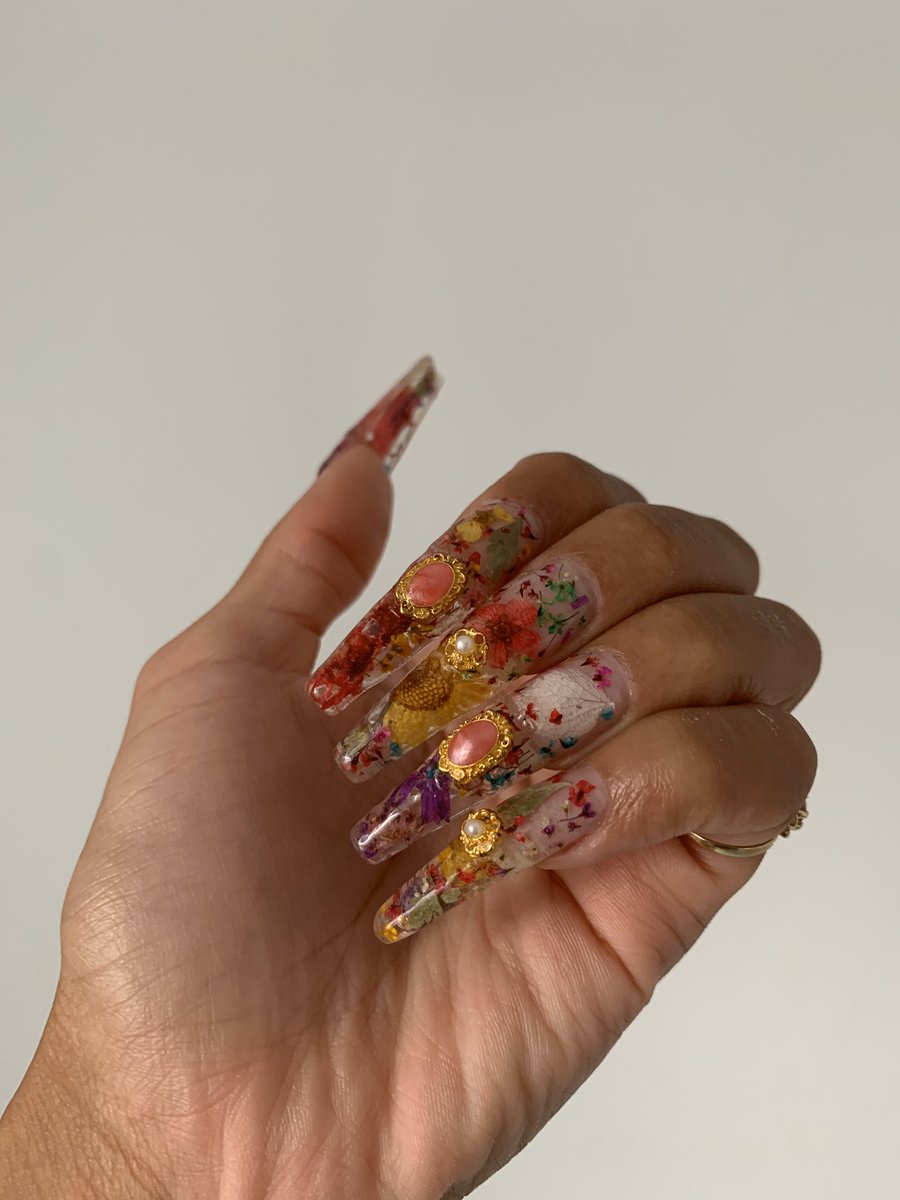 cyberprincessx0's tweet photo. There are pressed flowers in my nails. My life is complete https://t.co/aW5rNlbxUF