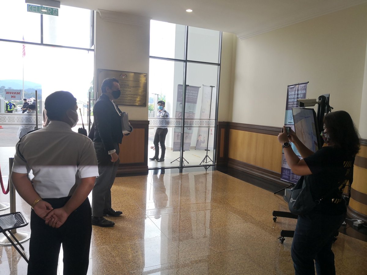 Peguam pihak gabungan Tan Sri Musa Aman, Tengku Fuad Tengku Ahmad tiba di perkarangan mahkamah Kota Kinabalu, pada jam 9.20 pagi tadi. @501Awani #Malaysia2020 #PolitikSabah #HapusCOVID19