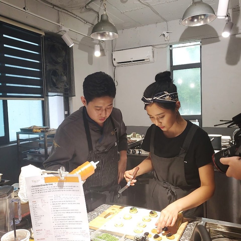 UnionSoneChile's tweet photo. 【#FOTOS】 Actualización de #Yuri en su cuenta de Instagram. [06.08.20] (2/2)

"Cena agradable y feliz👩🏻‍🍳

#TodosLosChefsDelMundoSonGeniales
#LaRecetaGanadoraDeYuri"

✨ Vean el reciente episodio aquí: https://t.co/lcxNojmrHx

{Cr: yulyulk}
- Girls' Generation Chile https://t.co/fQwKTK1TWY