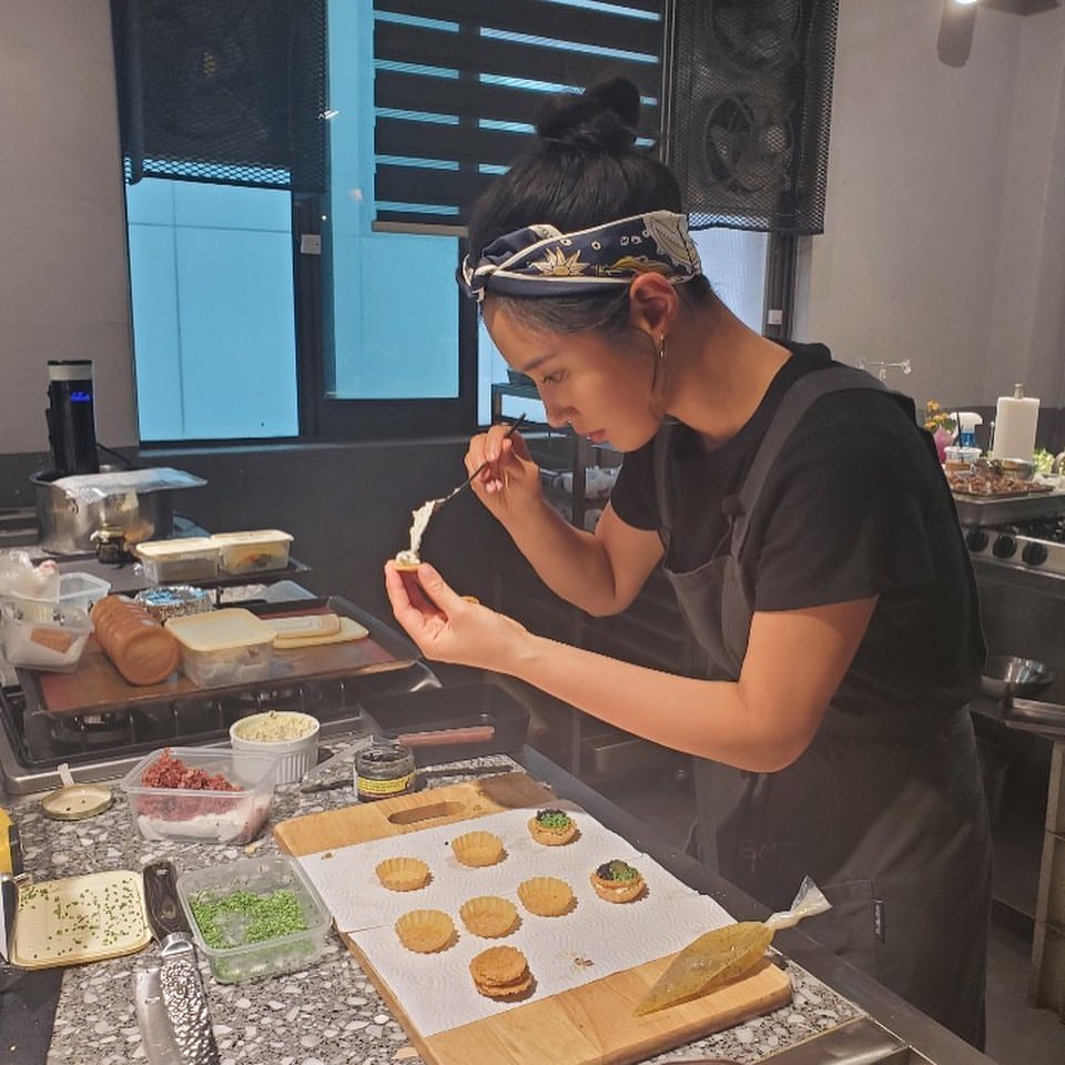 UnionSoneChile's tweet photo. 【#FOTOS】 Actualización de #Yuri en su cuenta de Instagram. [06.08.20] (2/2)

"Cena agradable y feliz👩🏻‍🍳

#TodosLosChefsDelMundoSonGeniales
#LaRecetaGanadoraDeYuri"

✨ Vean el reciente episodio aquí: https://t.co/lcxNojmrHx

{Cr: yulyulk}
- Girls' Generation Chile https://t.co/fQwKTK1TWY