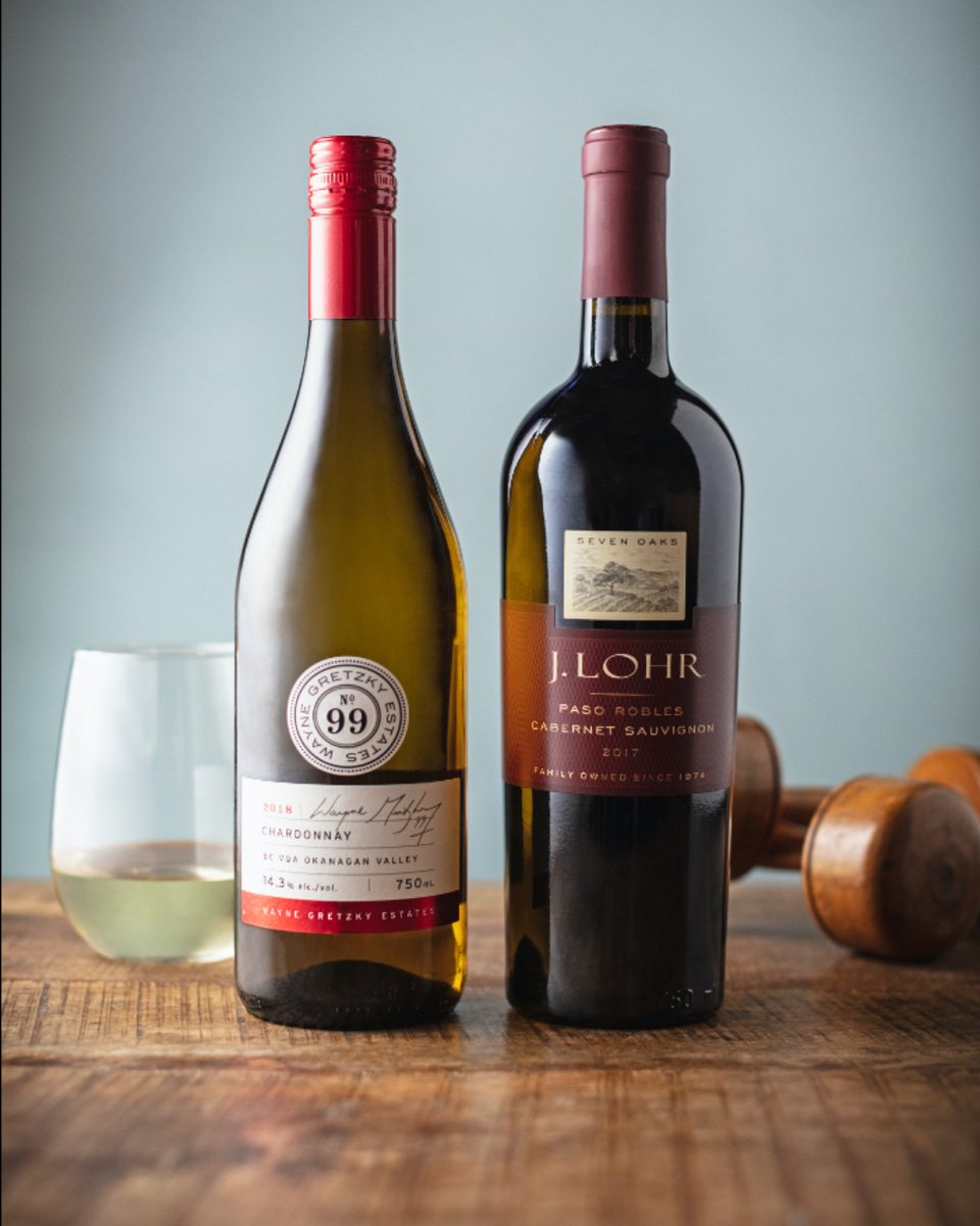 Who doesn’t want to enjoy a nice glass of wine after work?

#sharkclub #sportsbar #sportsbarandgrill #sportsbarlife #wine #winenight