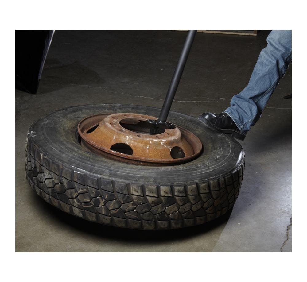 Meet your tire service needs with the OTC 5727 Sliding Bead Breaker. Its split head, unique wedge design and slide hammer reduce bead friction. While the foot loops and tipping slots provide additional leverage.
otctools.com/products/slidi…