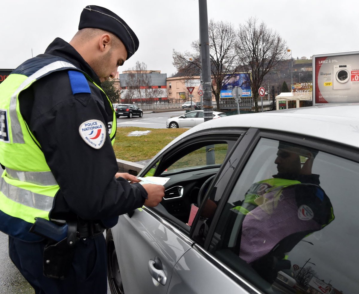 arrietadavid1's tweet photo. - Ça vous fera 90 € et 3 points en moins.
- Mais je suis de Montpellier
- Et alors ?
- Je m'appelle Mohed Altrad
- Bon d'accord. Je vous la fait à 22 sans perte de points mais c'est la dernière fois. https://t.co/c1HffCXWfp