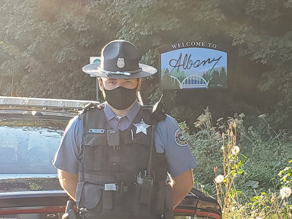 ORStatePolice's tweet photo. Proud of the resilience, dedication & hard work our #OSPFamily is doing supporting PDX.
Large protests have been amazing, however the smaller groups late at night focused on causing harm are over shadowing the real message of change
#OSPsupportingPDX https://t.co/zZVwHaYbEf