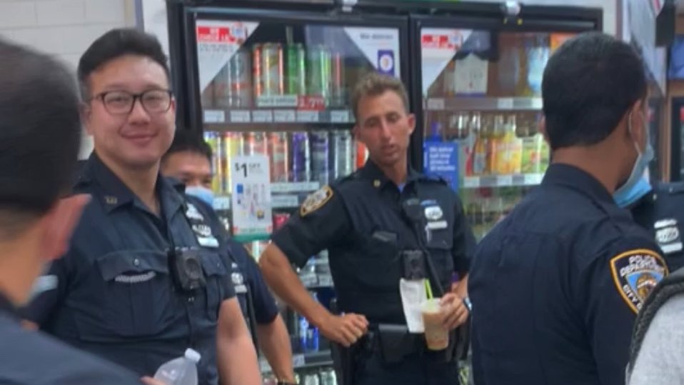 nypdmaskwatch's tweet photo. Unmasked NYPD cops inside @7Eleven at 11th and Broadway in Bk on Monday 08/03/2020
This is an image from our anonymous form -- link in bio #NYPDMaskWatch https://t.co/nNiwLH7Bj5