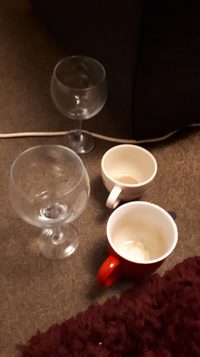 NatalieAnn2002's tweet image. Ps4 crashed trying to stream the #TheStreets gig. Laptop and @ckbateman's speakers to the rescue. Gin and tea consumed. So cleverly done. #hardcore #topproduction @mikeskinnerltd @IamRobertHarvey