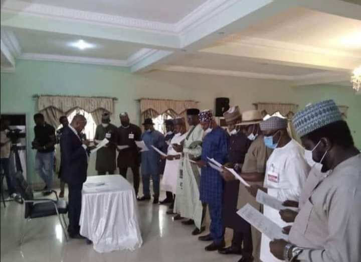 ifemosumichael's tweet photo. Under @MBuhari, Private citizen like Adams Oshiomole have his own House of Assembly inside Pastor Ize-Iyamu's Parlor. 20 Edo House of Assembly members loyal to Oshiomole were sworn in a parlor. See what a former Labour leader is doing to our Democracy🤔 #RevolutionNow #Gomora https://t.co/v0lerIOVF4