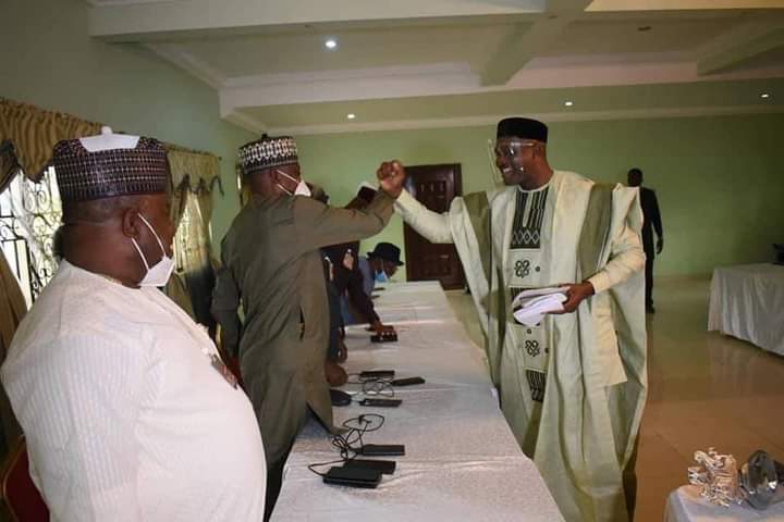 ifemosumichael's tweet photo. Under @MBuhari, Private citizen like Adams Oshiomole have his own House of Assembly inside Pastor Ize-Iyamu's Parlor. 20 Edo House of Assembly members loyal to Oshiomole were sworn in a parlor. See what a former Labour leader is doing to our Democracy🤔 #RevolutionNow #Gomora https://t.co/v0lerIOVF4