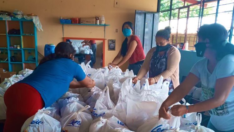 EducacionZ4_Ec's tweet photo. Docentes y padres de familia voluntarios, de la Escuela de E.G.B. Vicente Ramón Roca del Distrito 23D02 de #SantoDomingo, participaron en la elaboración de 142 kits de alimentación escolar, para entregar a estudiantes de este sector rural. 
#SíALaEducación https://t.co/KdVU65dgTI