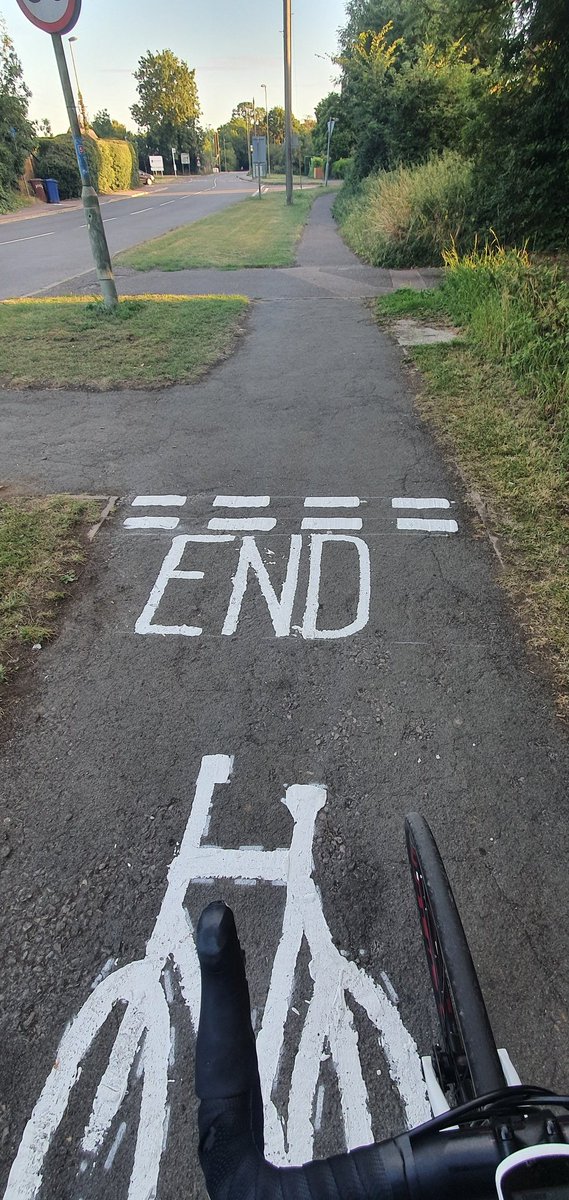 Alas, more freshly painted  give-ways have appeared on the A44 Cycleway 🧐 😔 🚴‍♀️