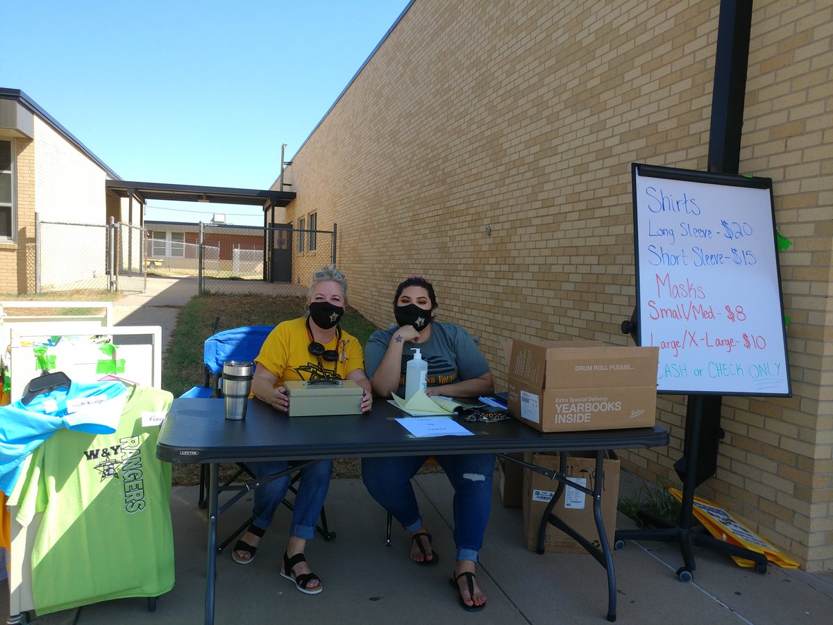 emahdez100's tweet photo. Laptop distribution💻 happening now ✨@wilsonyoungms✨ #teamECISD #RangerUp https://t.co/R3MflmELkW