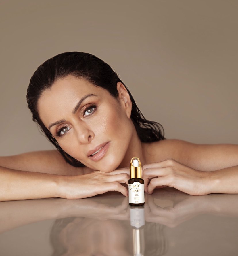 vanessamachadoa's tweet photo. Saindo do forno o material de campanha do Oil Eight. Obrigada a todos os envolvidos.❤️
Photo: @viniciusmochizuki 
Beauty: @ricotavares 
Styling: @lennyniemeyer
@eltigrestudio https://t.co/Ns5CnzLH5t