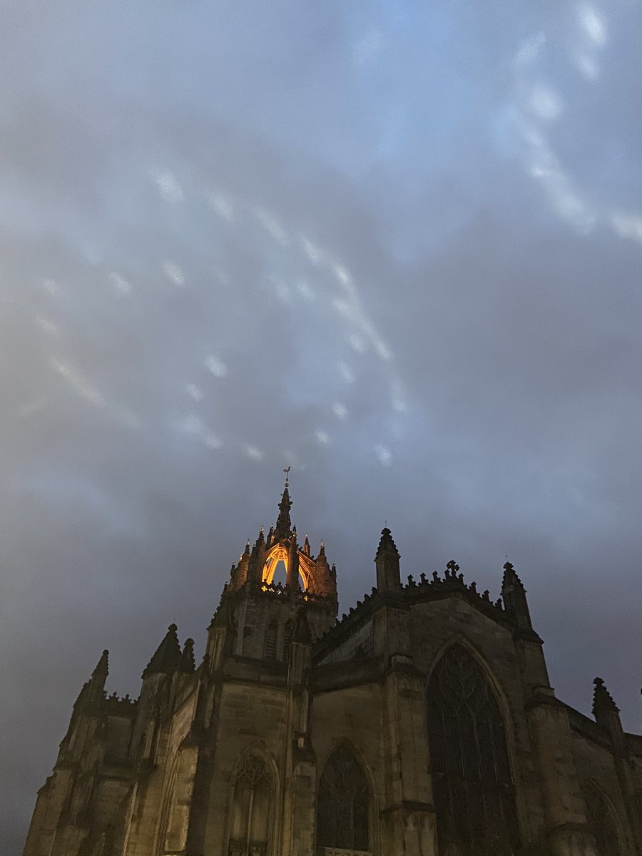 Beathhigh's tweet photo. Close encounter above St Giles Cathedral tonight... https://t.co/f2PQkAfpjF