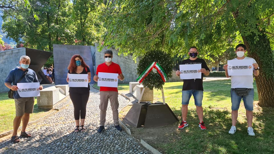 prc_lombardia's tweet photo. Oggi a #Como in #falshmob al Monumento alla Resistenza europea - davanti alla lapide commemorativa delle vittime della #strage di #Hiroshima - le/i compagne @PRC_Como con il segretario regionale @Fabrizio_Baggi - per dire #MaiPiùHiroshima e #disamronuclerae SUBITO! https://t.co/NELfDxVF1i