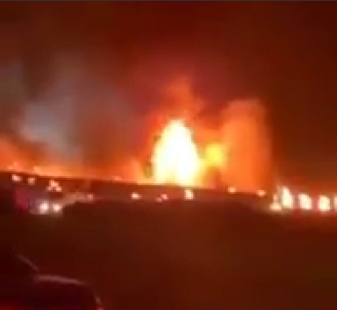 Mrshah011's tweet photo. Fire breaks out at the Haramain Railway Station, Jeddah. The train service connects the holy cities of Makkah & Madinah. 😱🔥 Station in Jeddah😭Ohhh Allah Please Forgive Us And Please Mercy upon Us🙏 💔😭
#Fire_breaks #haramain_Railway
#Jeddah https://t.co/21mDOjkOWZ