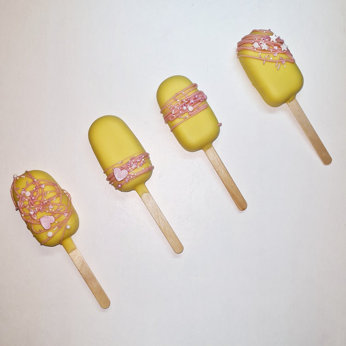 Baked_ldn's tweet photo. Vanilla &amp; lemon cakesicles 💛 https://t.co/Y5OsCx3zqy