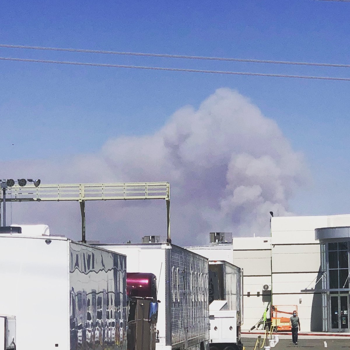 Bryan_Edwards's tweet photo. In other news that’s not new.... #California is on #fire again. #setlife #californiafire https://t.co/VtuNhUFWTu