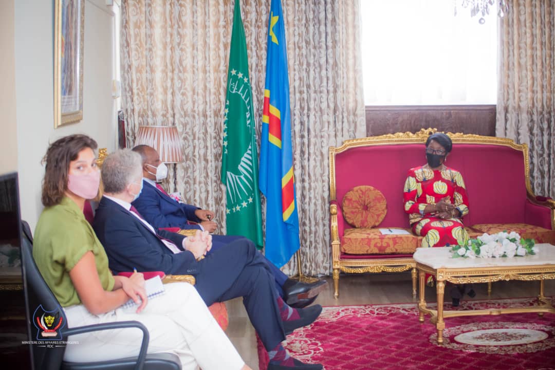 Ministère des Affaires Etrangères de la RDC (@rdc_minaffet) on Twitter photo L'ambassadeur de l'Union Européenne a échangé avec la Ministre d'Etat, Ministre des Affaires Etrangères ce jeudi.
Une commission mixte et technique sera mise en place en vue d'étudier les possibilités d'allègement des mesures d'entrée dans l'espace #Schengen.
#UE
<a href="/Presidence_RDC/">Présidence RDC 🇨🇩</a> L'ambassadeur de l'Union Européenne a échangé avec la Ministre d'Etat, Ministre des Affaires Etrangères ce jeudi.
Une commission mixte et technique sera mise en place en vue d'étudier les possibilités d'allègement des mesures d'entrée dans l'espace #Schengen.
#UE
<a href="/Presidence_RDC/">Présidence RDC 🇨🇩</a>