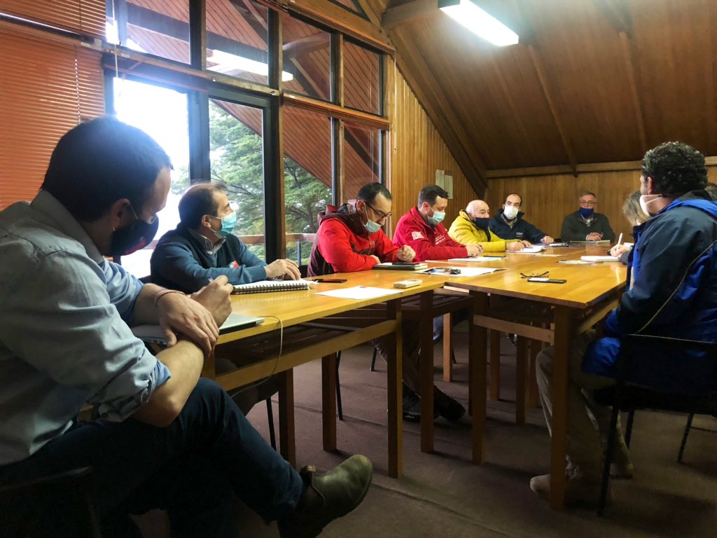 MinagriAysen's tweet photo. #MesaAbigeato Seremi @FelipeHenRag se reúne con @PDI_Aysen, @CarabAysen, @SubPrevDelito, @IndapAysen, @sag, #Ogana. Para desde hoy trabajar en conjunto en la prevención de este delito con @SeremiSalud_XI #FiscaliaCoyhaique y CAR @INDAP_Chile https://t.co/7BoX9IVrt6