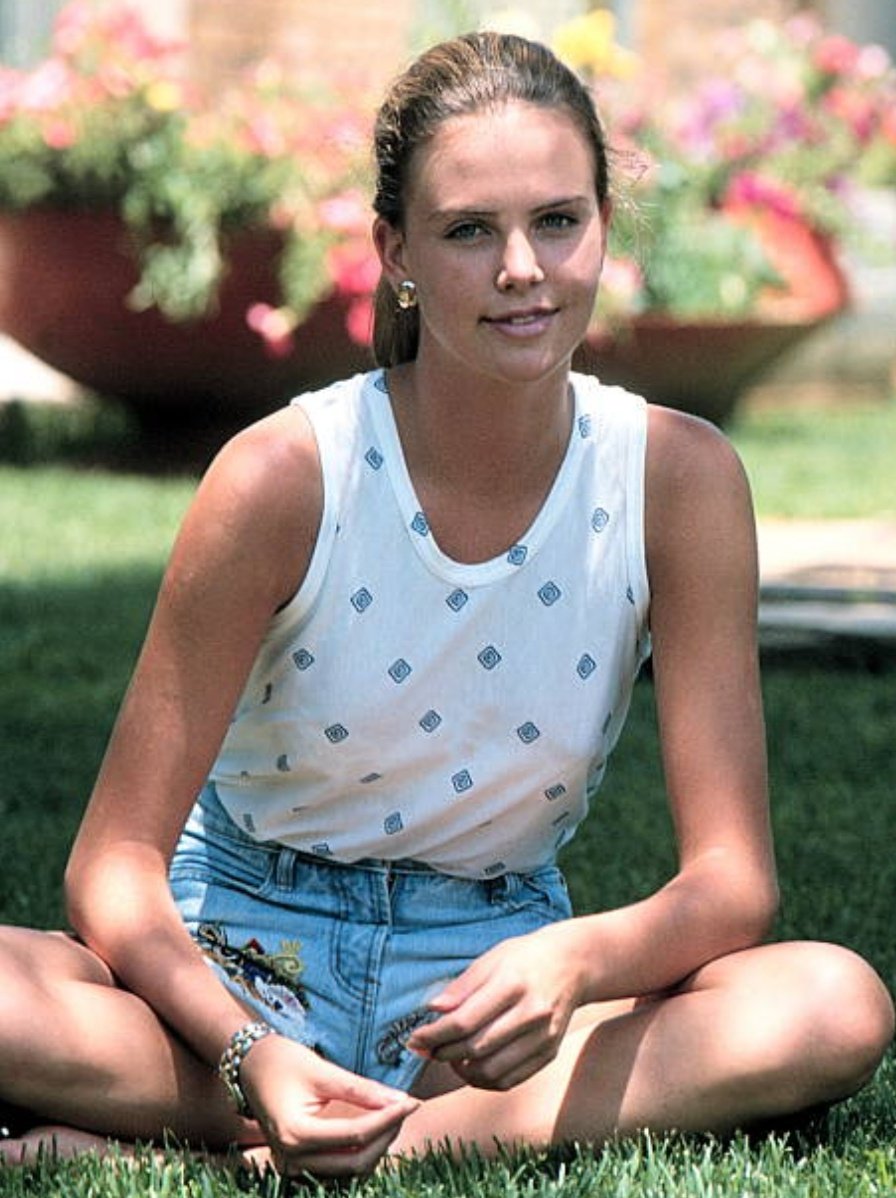 un internado especializado en Artes.Como bailarina de ballet llegó a bailar tanto el "Lago de los Cisnes" como "El Cascanueces".Durante una visita a su casa, cuando tenía 15 años, su madre disparó y mató a su padre en defensa propia, después de ser atacada por él.