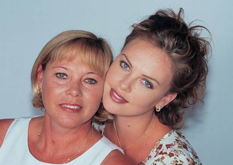 un internado especializado en Artes.Como bailarina de ballet llegó a bailar tanto el "Lago de los Cisnes" como "El Cascanueces".Durante una visita a su casa, cuando tenía 15 años, su madre disparó y mató a su padre en defensa propia, después de ser atacada por él.