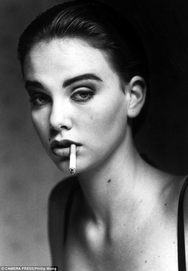 recibió de su madre, y se puso furiosa cuando se enteró de que el banco no lo iba a cobrar, porque era un cheque de otro Estado.En medio de toda la escena la vio el agente artístico John Crosby, quien le dio su tarjeta, y le sugirió que comenzará a aprender a hablar con