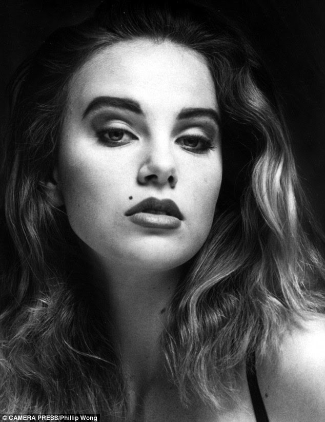 recibió de su madre, y se puso furiosa cuando se enteró de que el banco no lo iba a cobrar, porque era un cheque de otro Estado.En medio de toda la escena la vio el agente artístico John Crosby, quien le dio su tarjeta, y le sugirió que comenzará a aprender a hablar con