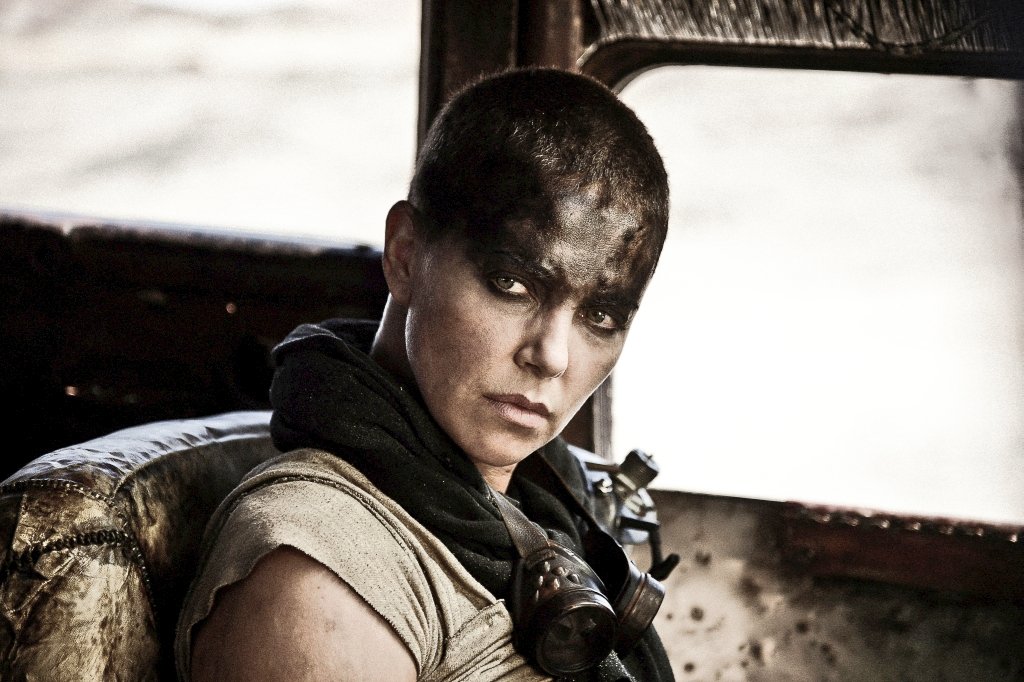 una guerrera intimidante en “Mad Max: Fury Road” (2015); y Libby Day, una mujer que investiga el brutal asesinato de su familia, en “Dark Places” (2015), adaptación de la novela de suspense de Gillian Flynn.En la película animada “Kubo and the Two Strings” (2016), aportó la