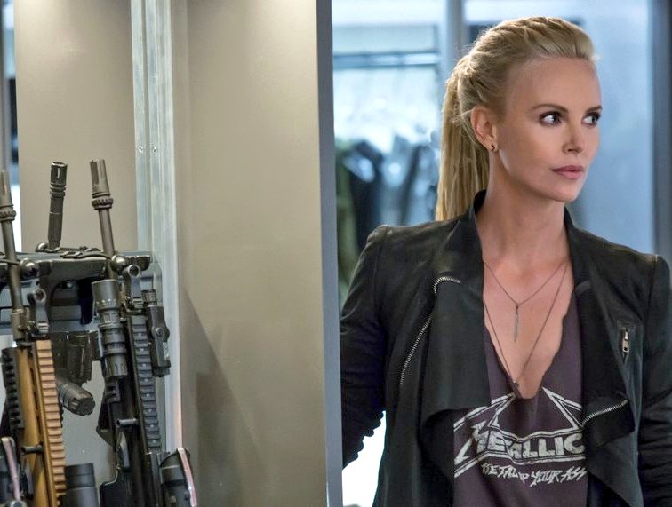 voz a un mono malhumorado.En 2017 protagonizó los thrillers de acción “Atomic Blonde” y “The Fate of the Furious”.De 2018 son la comedia ácida “Gringo” y “Tully”, por la que obtuvo muy buenas críticas por su interpretación de una abrumada e inflexible madre de tres hijos.