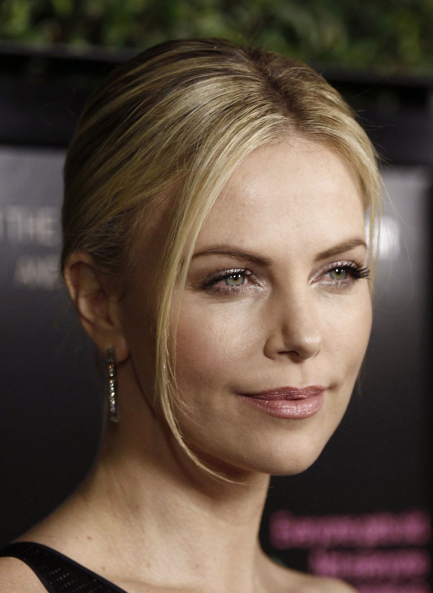 ACTIVISMO SOCIAL.En 2007 Charlize Theron creó “The Charlize Theron Africa Outreach Project” (CTAOP).Se trata de una Fundación que apoya a las organizaciones comunitarias que se ocupan de los principales factores que afectan a la juventud sudafricana y subsahariana en la lucha