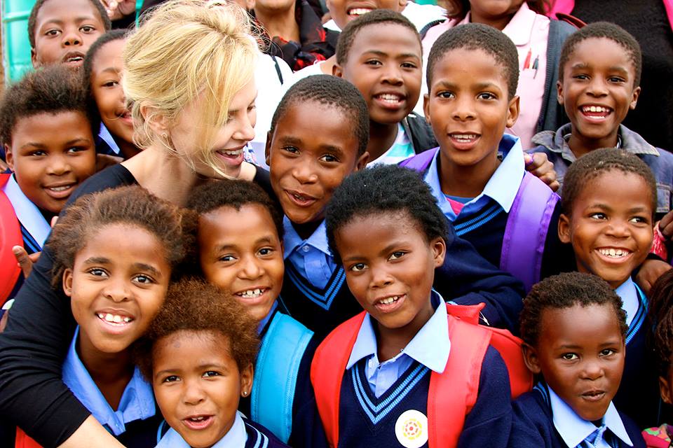 ACTIVISMO SOCIAL.En 2007 Charlize Theron creó “The Charlize Theron Africa Outreach Project” (CTAOP).Se trata de una Fundación que apoya a las organizaciones comunitarias que se ocupan de los principales factores que afectan a la juventud sudafricana y subsahariana en la lucha