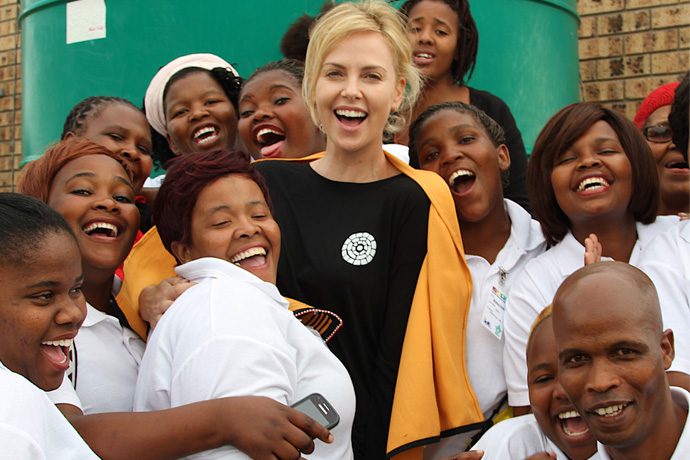 ACTIVISMO SOCIAL.En 2007 Charlize Theron creó “The Charlize Theron Africa Outreach Project” (CTAOP).Se trata de una Fundación que apoya a las organizaciones comunitarias que se ocupan de los principales factores que afectan a la juventud sudafricana y subsahariana en la lucha