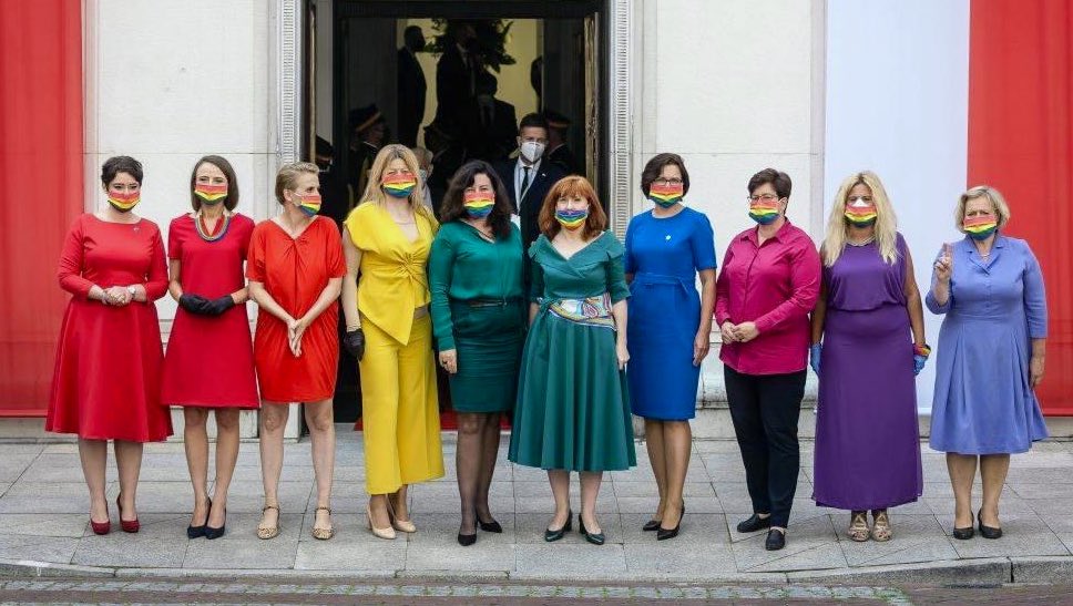 Amazing! These Polish MPs coordinated their outfits to make the pride flag at the swearing in of their homophobic president 🙌🌈