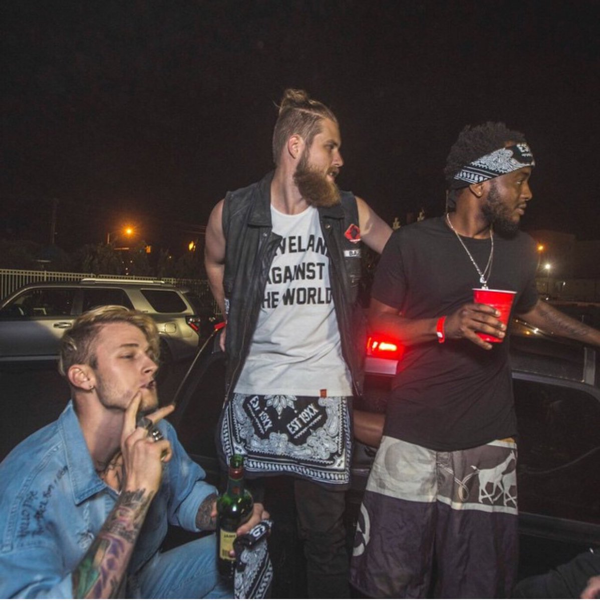 mgk_usa's tweet photo. Throwback to the #RoadTrippinTour in 2015 🔥🤟 @machinegunkelly 

📸: @BasilOnTheBeats on Instagram Stories https://t.co/bT7REI1iCq
