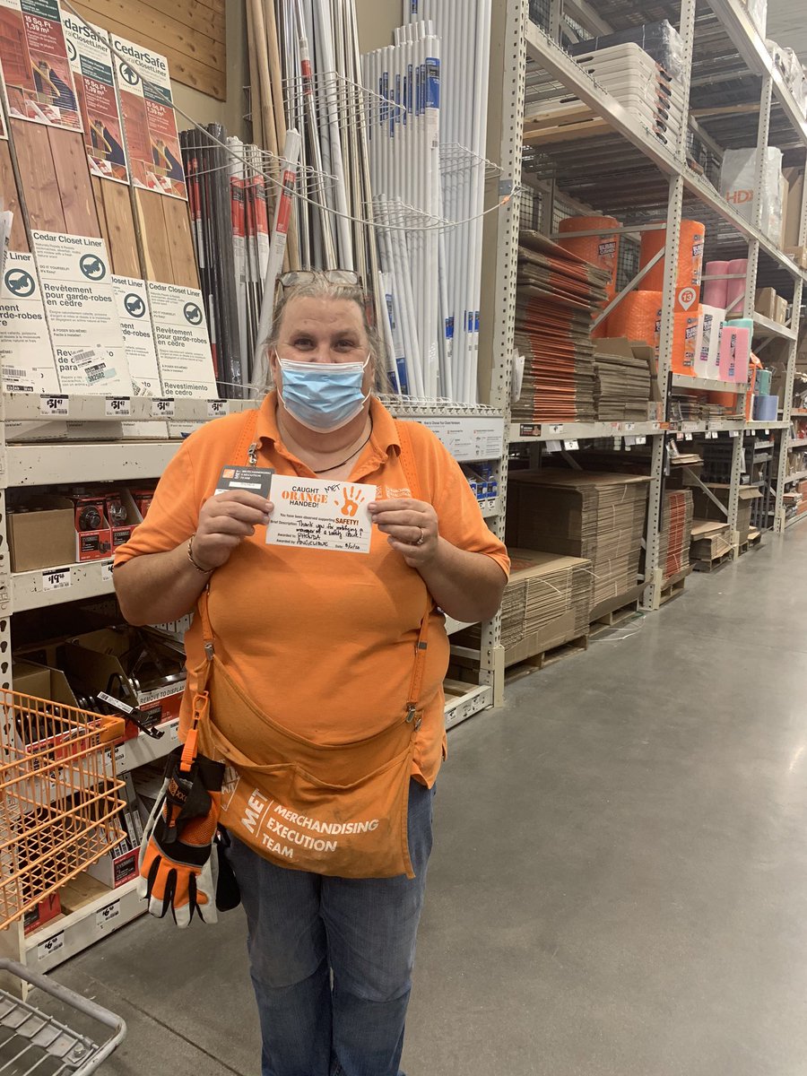 Associates are staying SAFE at 6002! D94 associate Sergio and MET associate Tyler teamed up to lift a dryer, and MET associate Rhonda notified an MOD about a safety issue in D23. Way to go team!🧡
#OneTeam #SafetyIsNoAccident
<a href="/davek1116/">David King</a> <a href="/SarahDiGiHD/">Sarah DiGiovannantonio</a> @TJ77HD   <a href="/paulcoxHD/">Paul Cox</a>