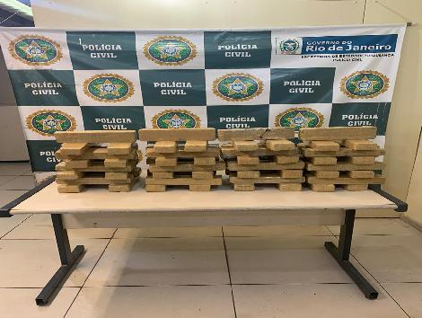PCERJ's tweet photo. #71DP prende chefe do tráfico de drogas de Rio das Ostras com 50 quilos de maconha avaliada em R$ 200 mil. Saiba mais: https://t.co/TbVgCmioYL https://t.co/JRqyr351Bs