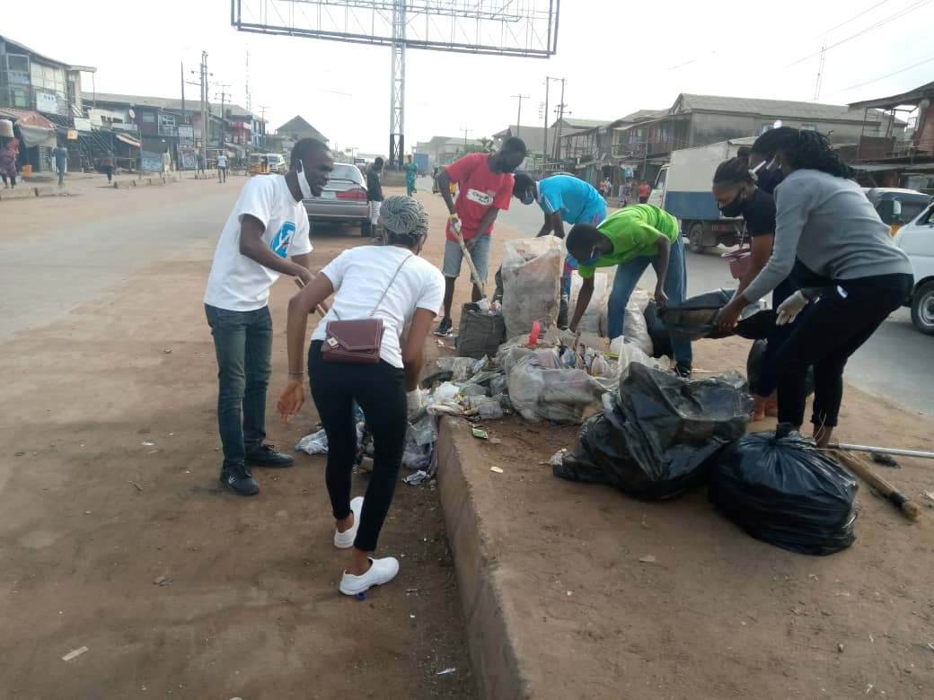 Toyinclimate's tweet photo. For the love of our environment &amp; for a cleaner Ogun State, we volunteered to clean up sango market. It does count&amp; we all need to take action #CleanUp
#volunteer #environment #ogunstate #YALIOGUN #ECODIVERSIFIED @OGSG_Official @OgsgUpdate @ecodiversified @YALINetwork @SAMCLEAN5 https://t.co/GTOITeGoT8