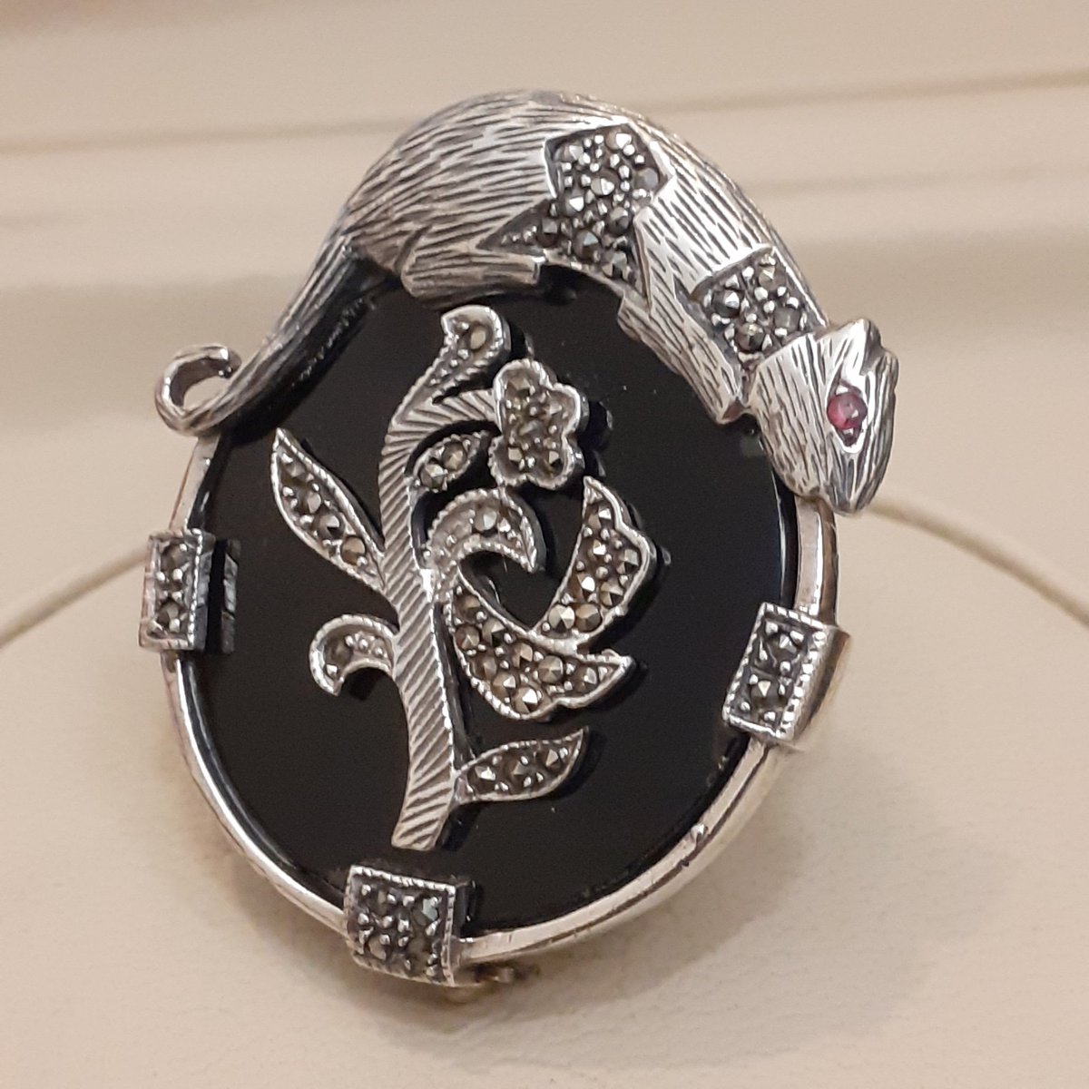 Montecassiano's tweet photo. Antiguo prendedor de estilo Art Decó en plata 925 con ónix negro, marquesitas y rubí natural
Década de 1930
Disponible en nuestra tienda Online 
https://t.co/gKWV5CZ4q3
#antiquesjewelery #prendedorantiguo #joyasantiguas #1930jewelry #bahiablanca #montecassiano #montecassianojoyas https://t.co/I7m848Bv2Y