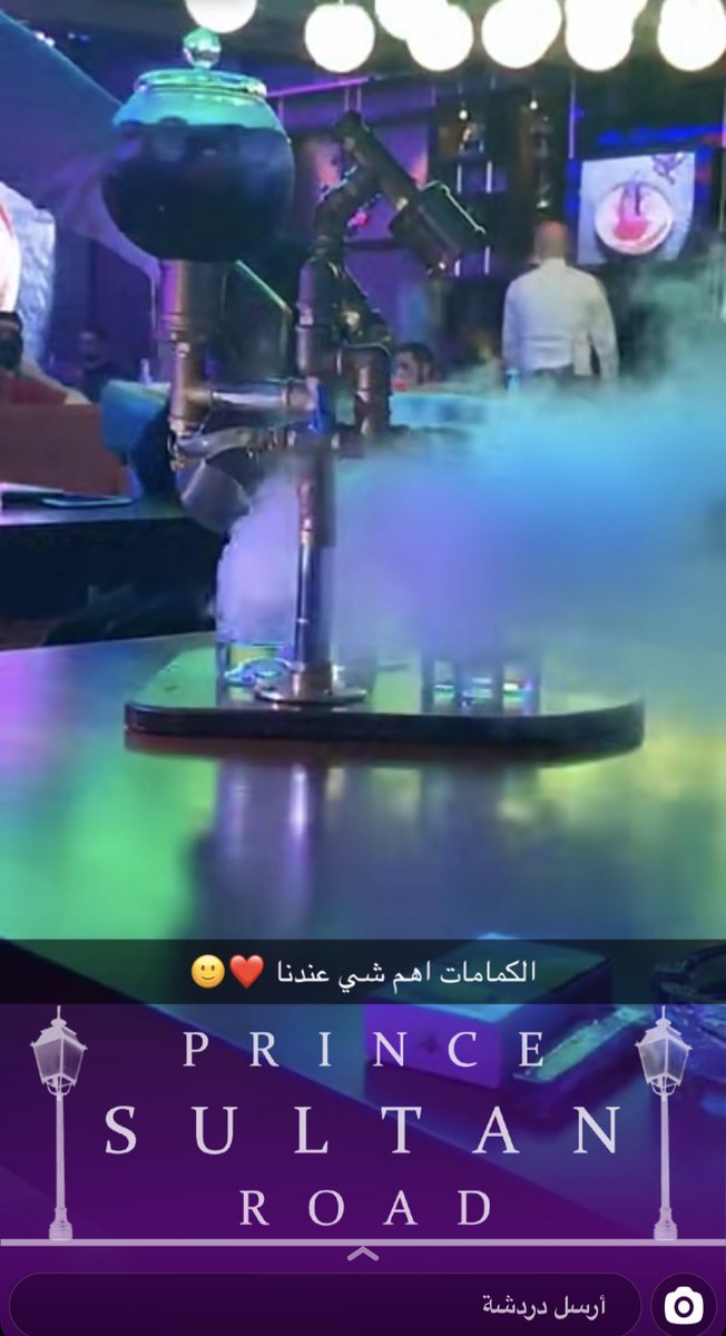 البلوقر كنده A Twitter اتوقع هذا مقهى جوجو في جده مو الرياض