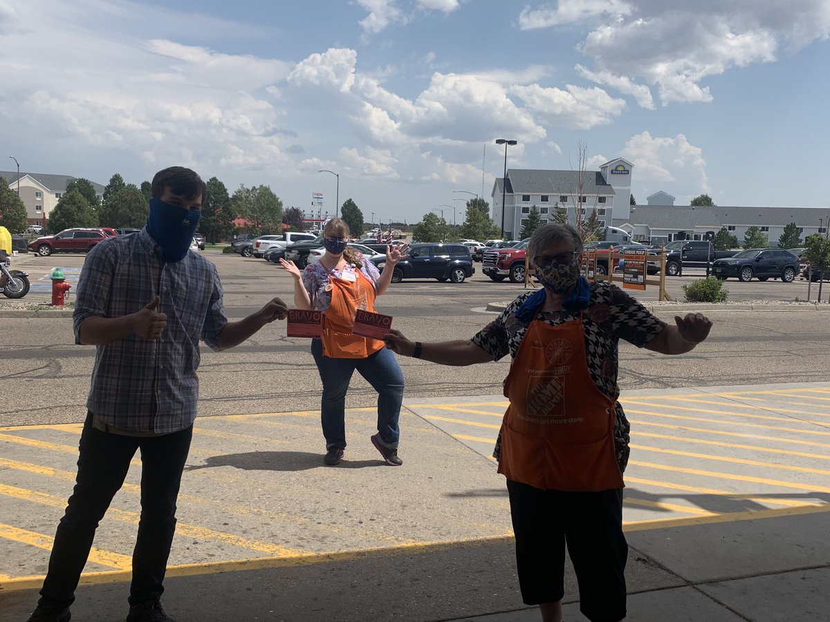 Will in D94 and greeter Deborah continued to have wonderful radio communication to drive Curbside satisfaction. Orders were delivered to customers in 3 minutes or LESS! 🌟
#TeamworkMakesTheDreamWork #CurbsideAllstar
<a href="/paulcoxHD/">Paul Cox</a> <a href="/HdDeanna/">DEANNA</a> <a href="/SabrinaNMontano/">Sabrina N Montano</a> @TJ77HD