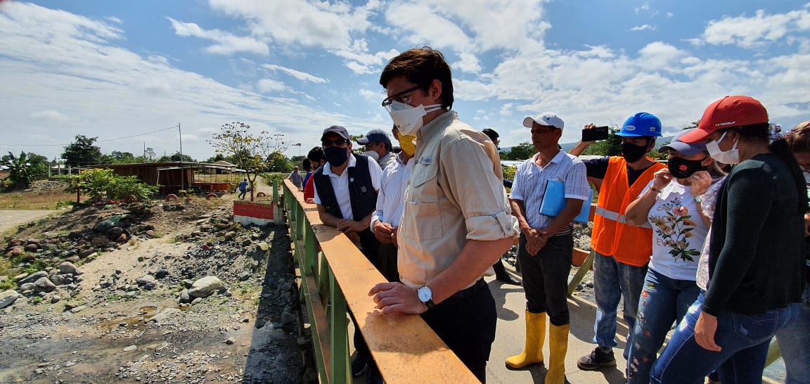 MAE_Zonal5's tweet photo. #Guayas | El director zonal @LeonardoChangC junto al equipo técnico de esta cartera de Estado, la asambleísta @liuba_cuesta, funcionarios de @EmpresaaguaEC, @ARC_EnergiaEc, @PoliciaEcuador, concesión minera Barrera Espejo y Asociados, y la comunidad; recorrieron el río Chacayacu. https://t.co/bTUlVCdeNz