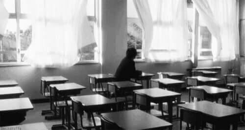 #التعليم_عن_بعد
لست متأكد مما أنا عليه ولم يعد هذا مهماً بعد الآن أشعر أنني كمن أنهى فروضه المدرسية ولم ينجح✍🏼