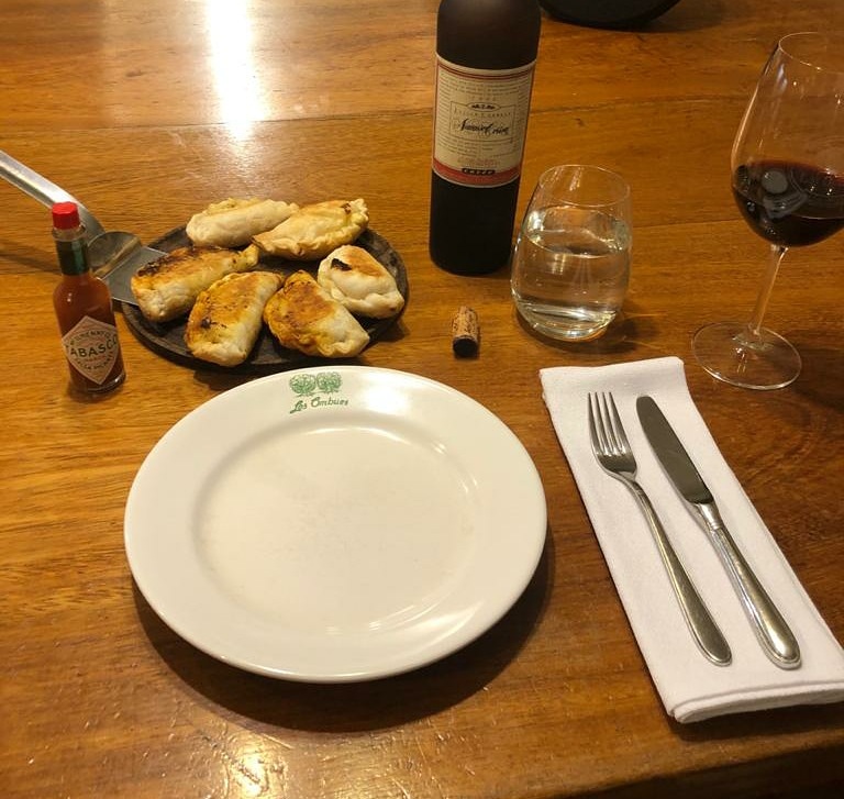 LosOmbuesLodge's tweet image. Table for one: Augie's dinner at the lodge.

#Empanadas #Malbec #NavarroCorreas
#Gourmet #LosOmbues
@NRA @NCorreasEC @OrvisDogs
#ducks #perdiz #doves
#orvis #orvislodge #wingshooting
𝐋𝐨𝐬 𝐎𝐦𝐛𝐮𝐞𝐬 𝐋𝐨𝐝𝐠𝐞
𝐰𝐰𝐰.𝐥𝐨𝐬𝐨𝐦𝐛𝐮𝐞𝐬.𝐜𝐨𝐦