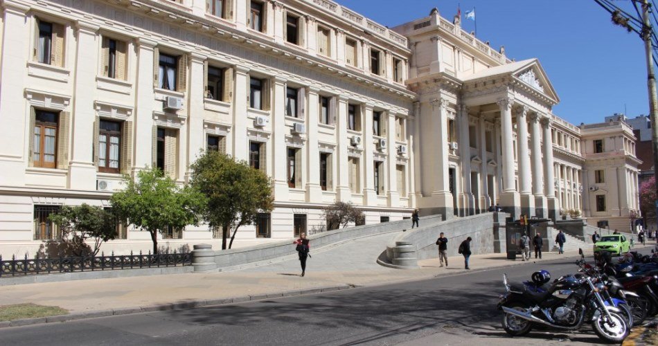 JusticiaCba_ARG's tweet photo. Condolencias del #TSJ y Fiscalía General frente al fallecimiento de una colaboradora por #Covid_19. Por todo ello, se dispuso una jornada de duelo en la sede judicial Capital para mañana viernes 7/8.

https://t.co/K7icMJAG2W https://t.co/gJ2PMJmMy0