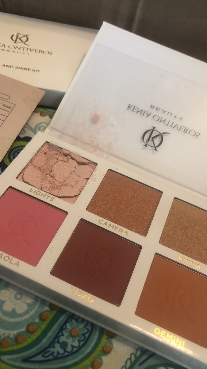 CaliNTreasures's tweet image. @kLontiveros  Así llegó mi caja de parte de @boxycharm . Compre tus blushes y me llegó asi 😭 #BoxyCharm #KeniaOntiveros #BlushKit #Makeup