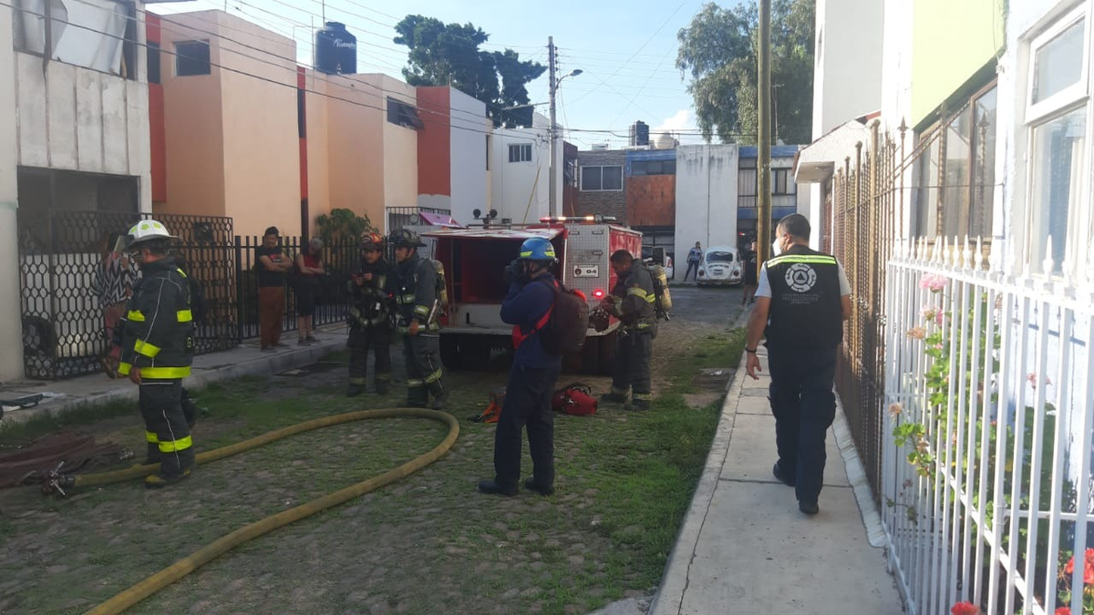 PCIVILQRO's tweet photo. #AlMomenro Se atiende reporte de #Incendio en casa habitación en la colonia #ElRetablo; como medida preventiva se cerró la circulación en Av. Universidad, a la altura de Plaza del Río, con dirección a Av. 5 de Febrero #TomePrecauciones @BomberosQro @pcmqro @SSPMQueretaro https://t.co/pwOrNeX53E