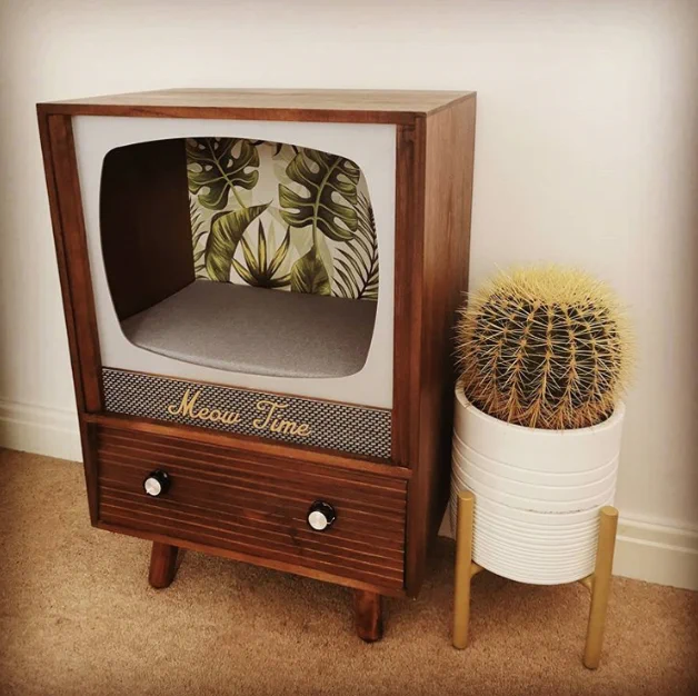 古いテレビを改造した結果…ネコ用ベッドにぴったりだった！